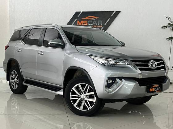 TOYOTA HILUX SW4 2.8 SRX 4X4 7 LUGARES 16V TURBO INTERCOOLER DIESEL 4P AUTOMÁTICO TOYOTA HILUX SW4 2.8 SRX 4X4 7 LUGARES 16V TURBO INTERCOOLER DIESEL 4P AUTOMÁTICO